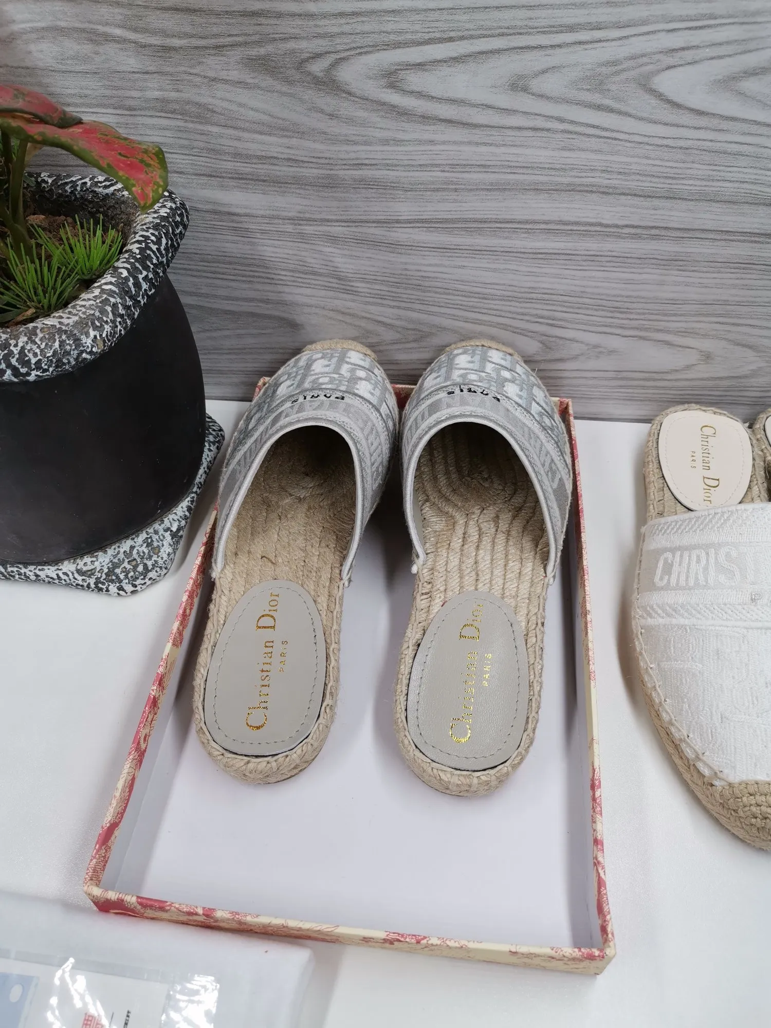 👟👟Ex-factory price 400👟👟 In 2020, new colors are coming simultaneously on the official website of the DIOR fisherman shoe series: original development, original anatomy display, exclusive outsole, you can compare as you like.  [Material] 1⃣️Sole: The only 1:1 exclusive rubber sole on the market 🌸. Fabric original embroidery. Lining: imported sheepskin, delicate and soft. [Size] 35-40.